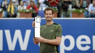 Andy Murray holding trophy