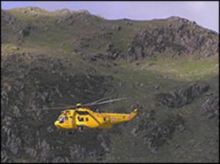 Hofrennydd o'r Awyrlu yn y Fali yn hedfan dros Eryri
