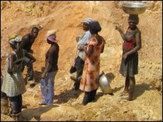 Informal sector gold miners (BBC's Peter Lewenstein)