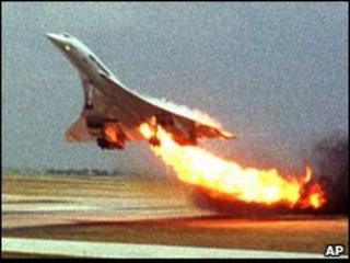 Air France Concorde trails fire from its engine shortly before crashing - 25 July 2000