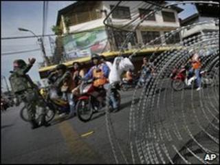 Soldiers at a checkpoint in Bangkok, Thailand (20 May 2010)