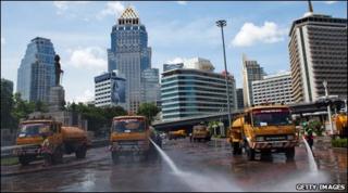 Street cleaning vehicles in Bangkok, Thailand (21 May 2010)