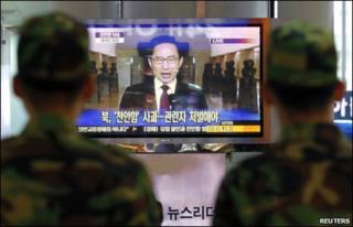 South Korean soldiers watch President Lee Myung-bak's address on 24 May 2010