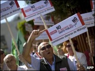 Spaniards complaining about the government's austerity measures