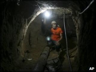 Palestinian man in smuggling tunnel on border with Egypt