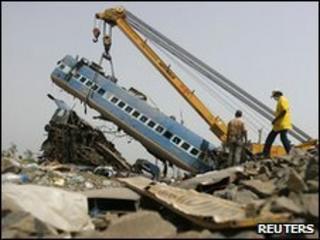 A crane lifts a carriage in West Bengal, India (29 May 2010)