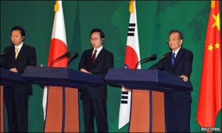 (L-R) Yukio Hatoyama, Lee Myung-bak and Wen Jiabao in South Korea