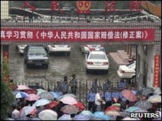 People outside Lingling District People's Court in Yongzhou, Hunan, China (1 June 2010)