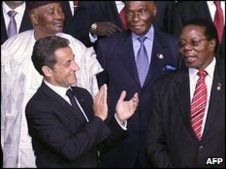 President Nicolas Sarkozy applauds, with Malawian President Bingu wa Mutharika (right), Mali's President Amadou Toumani Toure (back left) and Senegalese President Abdoulaye Wade (back right) in Nice, 31 May 2010