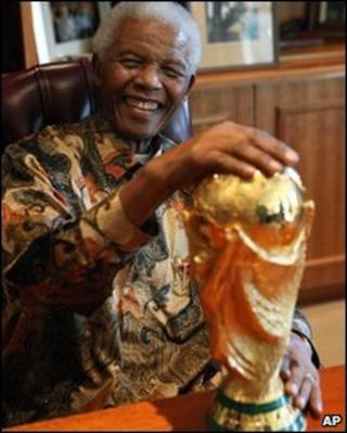 Nelson Mandela holding the World Cup trophy