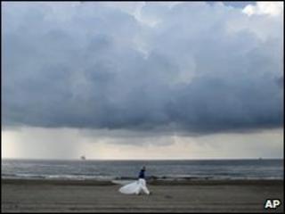 Storm clouds roll into Lousiana during clean-up efforts