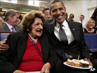 Helen Thomas receives cupcakes from President Obama