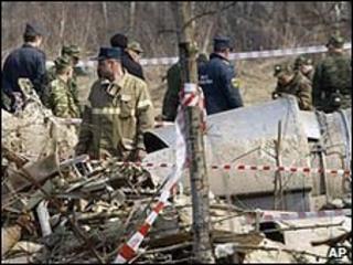 Russian security forces at scene of Polish president's plane crash