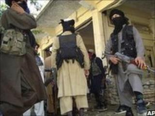 Hundreds witness Pakistan Taliban public execution - BBC News