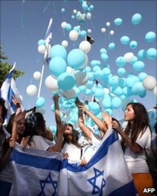 Israelis take part in a march in Jerusalem in honour of the city and the Israeli army following the flotilla raid (2 June 2010)