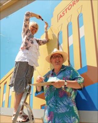 Councillor Dee Simson and artist Fred Pipes