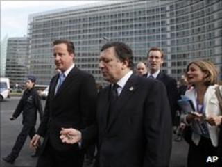 British Prime Minister David Cameron (left) and European Commission President Jose Manuel Barroso in Brussels, 17 June 2010