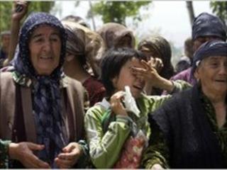 Ethnic Uzbek refugees wait for permission to cross the Kyrgyz border into Uzbekistan on 16 June, 2010.