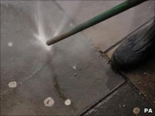 High pressure 'gunbusters' can be used to remove discarded gum