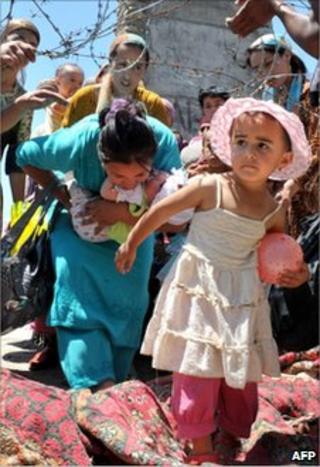 Ethnic Uzbek civilians cross the Uzbek border on their way back into Kyrgyzstan, 18 June