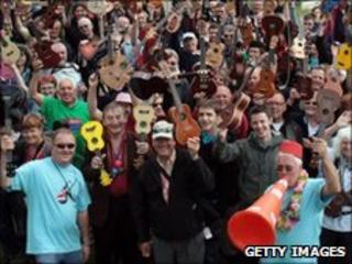 Crowd with ukuleles - Matt Cardy/Getty Images