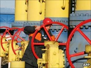 A gas worker at the Yamal-Europe pipeline near the town of Nesvizh, Belarus (file)