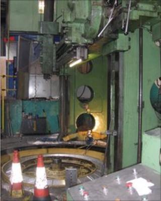 Metal shaping machine which injured an employee