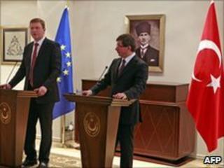 Turkey's Foreign Minister Ahmet Davutoglu (right) and EU Enlargement Commissioner Stefan Fule in Ankara, 15 Mar 10
