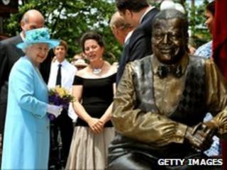 The Queen admires a statue of Canadian jazz pianist Oscar Peterson