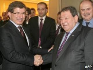 Ahmet Davutoglu (left) shakes hands with Benjamin Ben-Eliezer (23 November 2009)