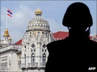 A Thai soldier stands guard at Government House, Bangkok (25 May 2010)