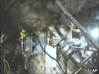 Oil continues to leak from the broken wellhead, 7 July 2010