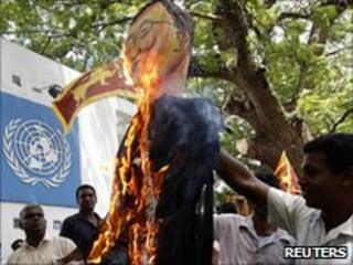 Sri Lankans burn an effigy of Ban Ki-moon outside the UN's offices in Colombo (6 July 2010)