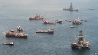 Relief vessels and rigs at the site of the sunken Deepwater Horizon (17/7/2010)