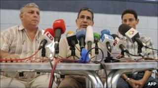 From left to right: Cuban dissidents Ricardo Gonzalez Alfonso, Julio Cesar Galvez Rodriguez (C) and Normando Hernandez Gonzalez give a news conference on 19 July