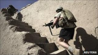 US army soldier runs up to a position near Kandahar. Photo: July 2010