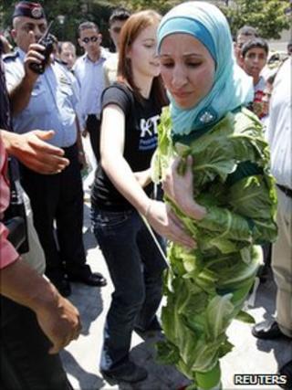 Amina Tariq in her lettuce gown 25.7.10