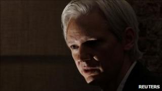 Основатель Wikileaks Джулиан Ассанж выступает на пресс-конференции в Frontline Club в центре Лондона