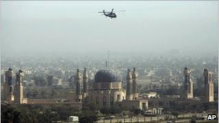 A US military helicopter flies over Baghdad (October 2007)