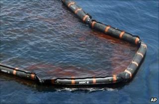 Boom in oil-polluted Gulf of Mexico (Image: AP)