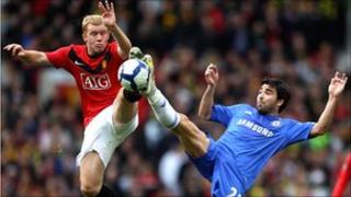 Scholes of Manchester United and Deco of Chelsea, 2010