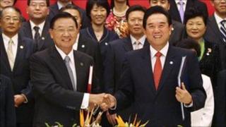 Chinese representative Chen Yunlin, front right, shakes hands with his Taiwanese counterpart, Chiang Pin-kung, after signing the trade deal in Chongqing on 29 June 2010