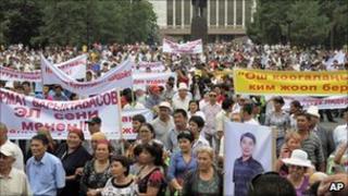 Supporters of Urmat Baryktabasov protest in Bishkek on 5 August 2010