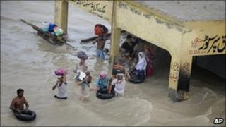 Victims of the floods in Pakistani wait to be evacuated in Sanawan near Multan in central Pakistan on Thursday