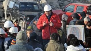 Mining Minister Laurence Golborne speaks to relatives of the trapped miners - 7 August 2010