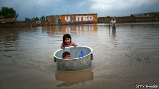 A girl floats her brother across floodwaters in Sukkur (7 August 2010)