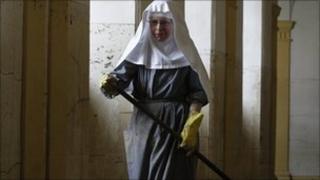 Nun sweeps floor of flood damaged monastery in Ostritz (9 August 2010)
