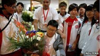 Cheuk Woon-yee (C) and her teammates