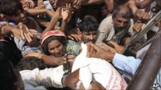 Flood survivors scramble for food aid in Pakistan
