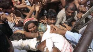 Flood survivors scramble for food aid in Pakistan